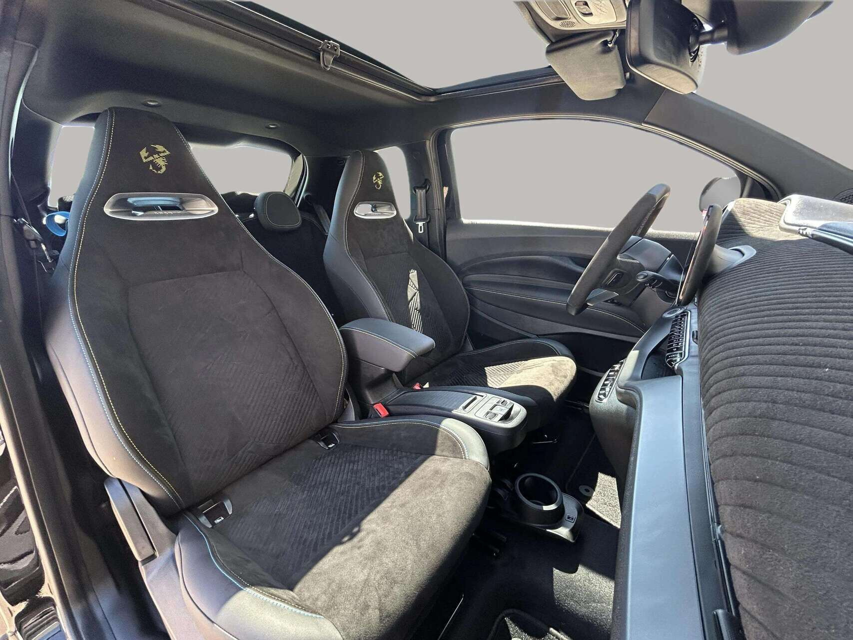 Sort Abarth 500e fra 2024