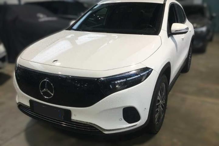 Hvid Mercedes EQA250+ fra 2024 set udefra