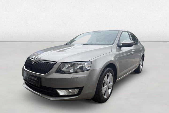 Beige Skoda Octavia fra 2016 set udefra