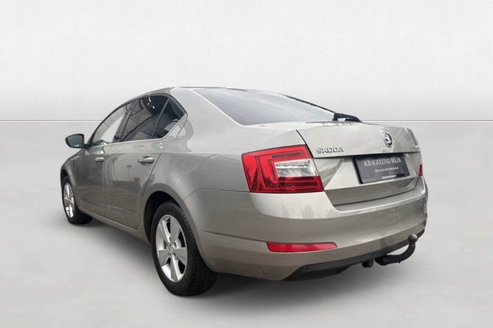 Beige Skoda Octavia fra 2016