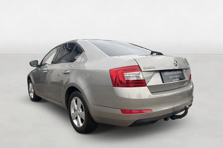 Beige Skoda Octavia fra 2016