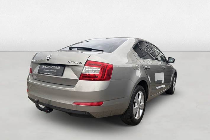 Beige Skoda Octavia fra 2016
