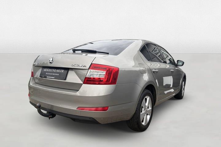 Beige Skoda Octavia fra 2016