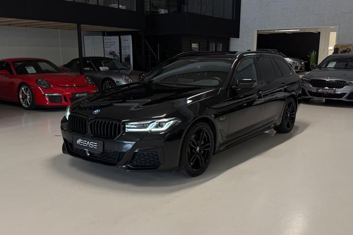 Sort BMW 530e fra 2022 set udefra