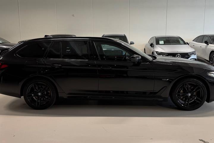 Sort BMW 530e fra 2022