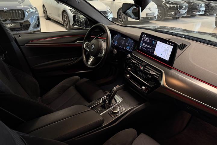 Sort BMW 530e fra 2022