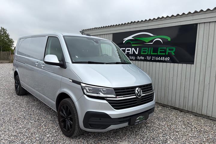 Sølv VW Transporter fra 2021 set udefra