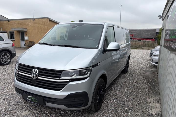Sølv VW Transporter fra 2021