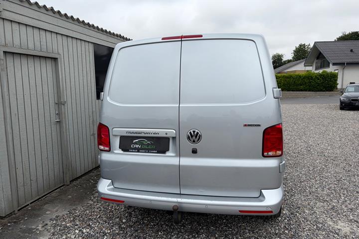 Sølv VW Transporter fra 2021