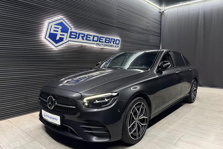 Grå Mercedes E300 de fra 2022