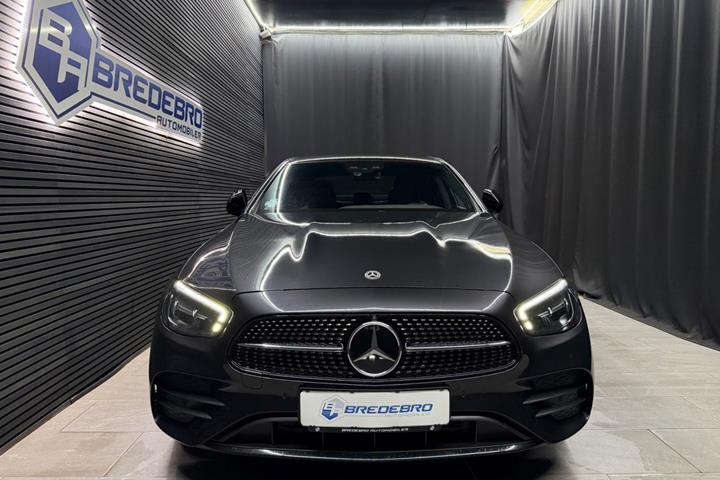 Grå Mercedes E300 de fra 2022