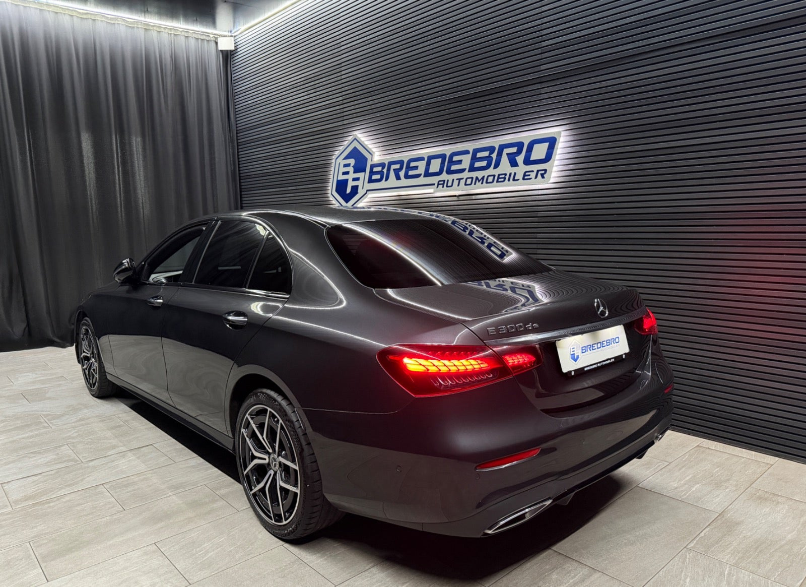 Grå Mercedes E300 de fra 2022
