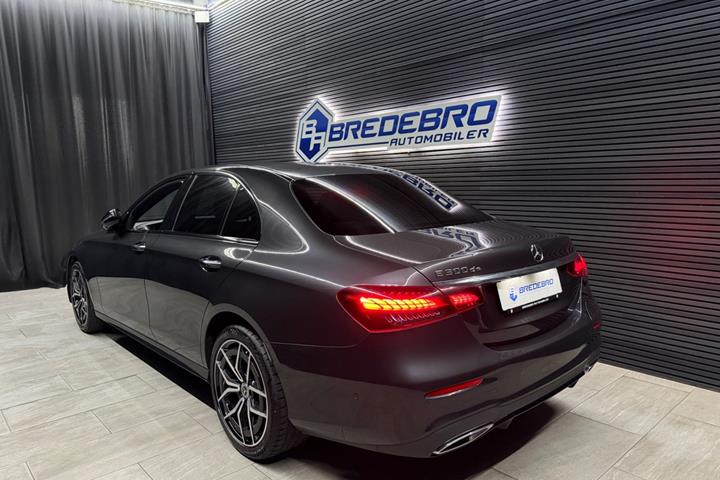 Grå Mercedes E300 de fra 2022