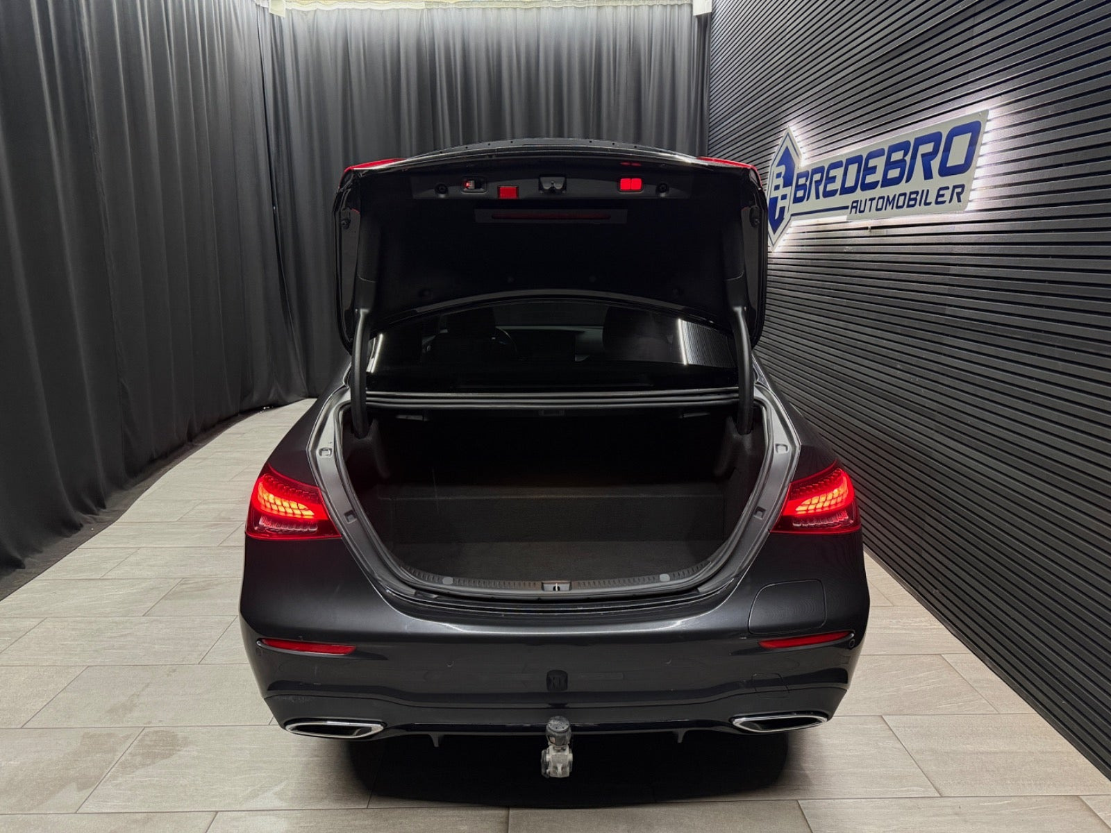 Grå Mercedes E300 de fra 2022
