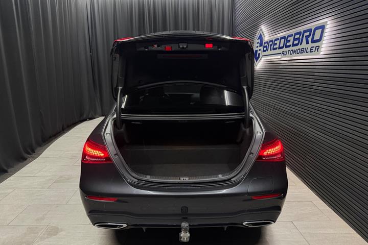 Grå Mercedes E300 de fra 2022