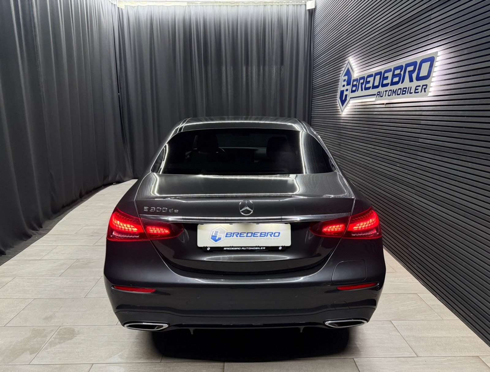 Grå Mercedes E300 de fra 2022