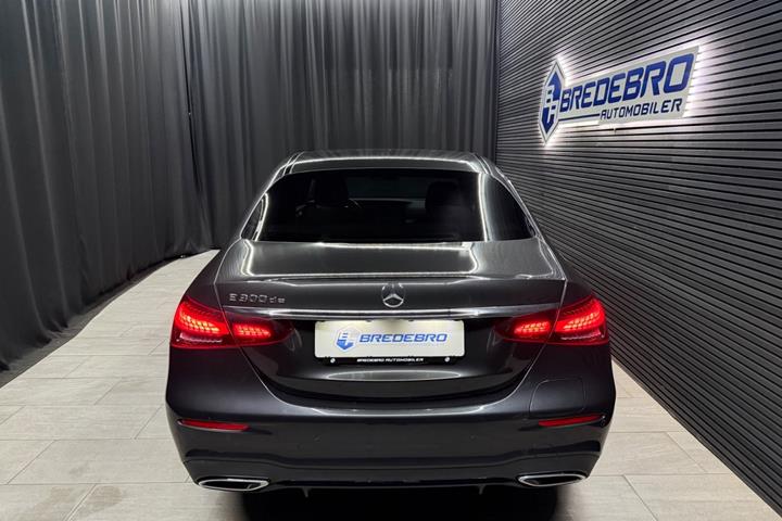 Grå Mercedes E300 de fra 2022