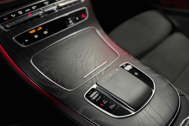 Grå Mercedes E300 de fra 2022