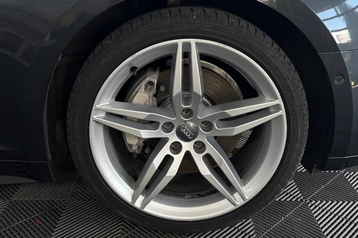 Grå Audi A5 fra 2018