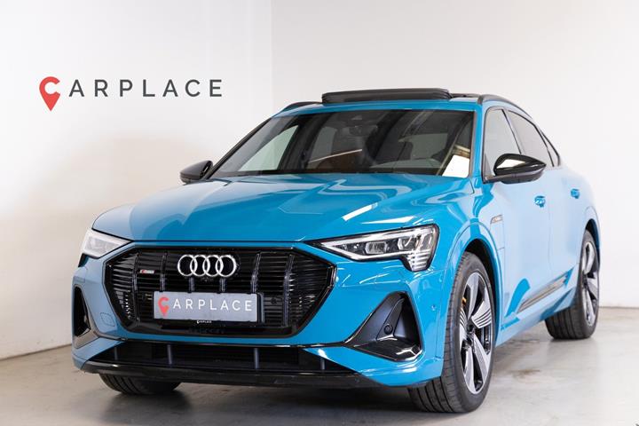 Blå Audi e-tron fra 2021 set udefra