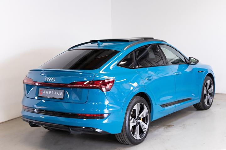 Blå Audi e-tron fra 2021