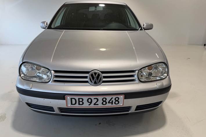 Sølv VW Golf IV fra 2002