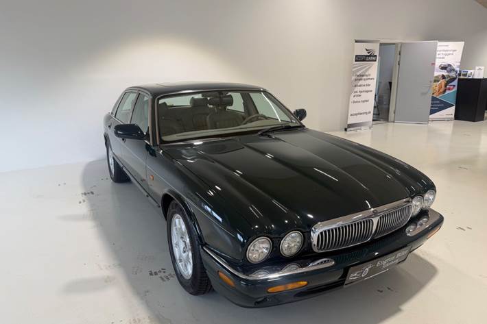 Grøn Jaguar XJ8 fra 1998