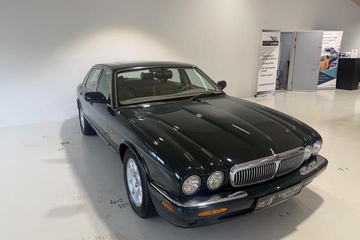 Grøn Jaguar XJ8 fra 1998
