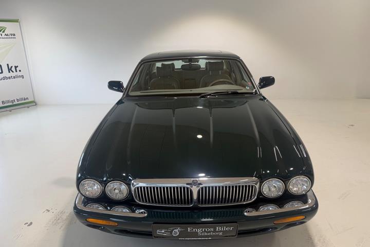 Grøn Jaguar XJ8 fra 1998