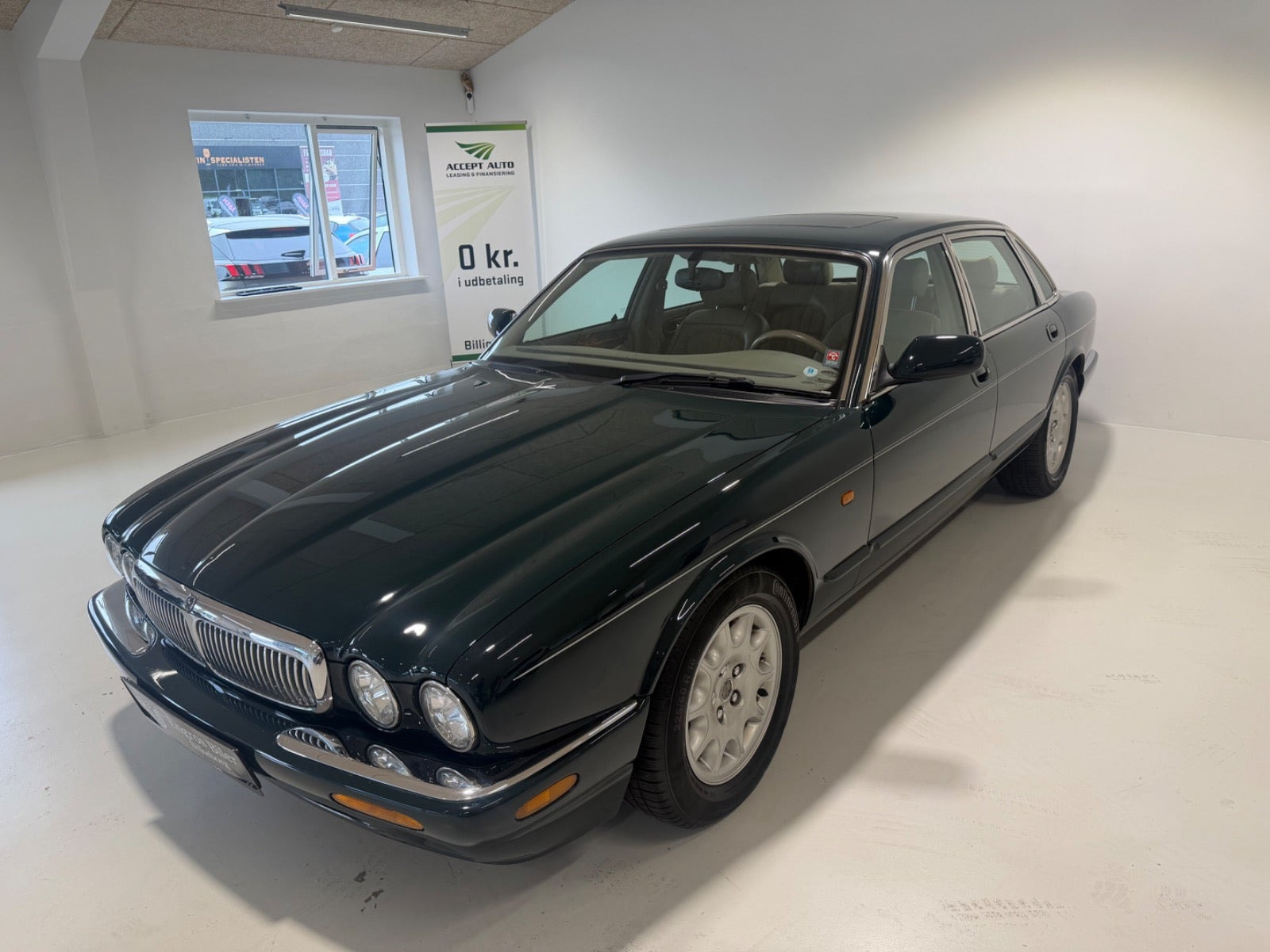Grøn Jaguar XJ8 fra 1998