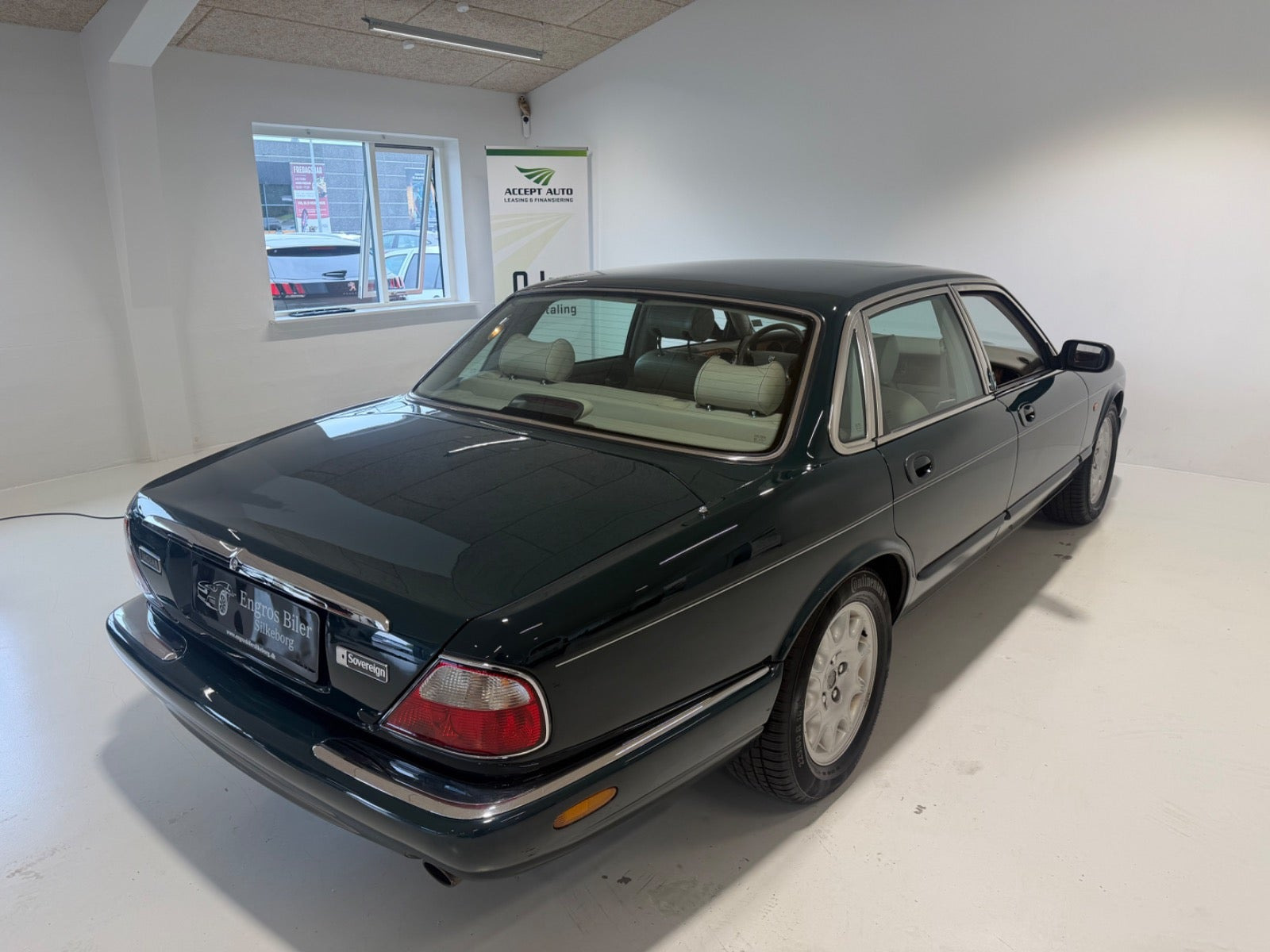 Grøn Jaguar XJ8 fra 1998