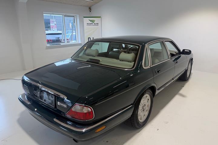 Grøn Jaguar XJ8 fra 1998