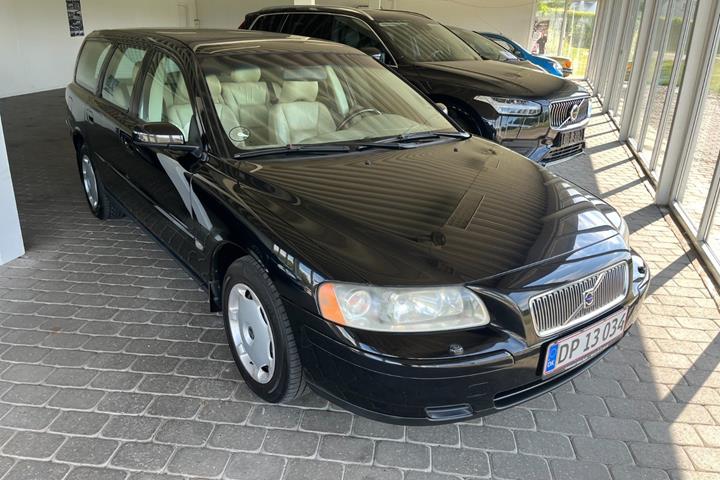 Sort Volvo V70 fra 2006 set udefra