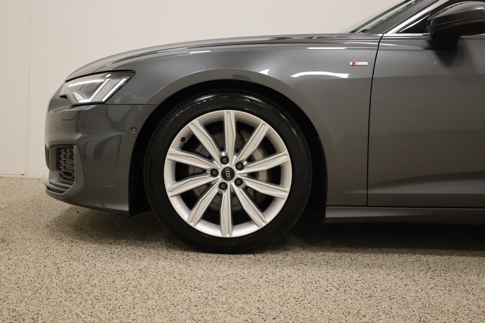 Grå Audi A6 fra 2021