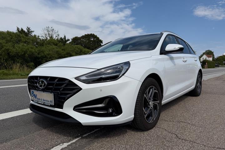 Hvid Hyundai i30 fra 2021 set udefra