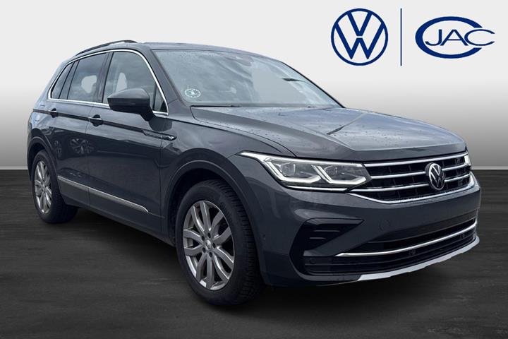 Grå VW Tiguan fra 2021 set udefra