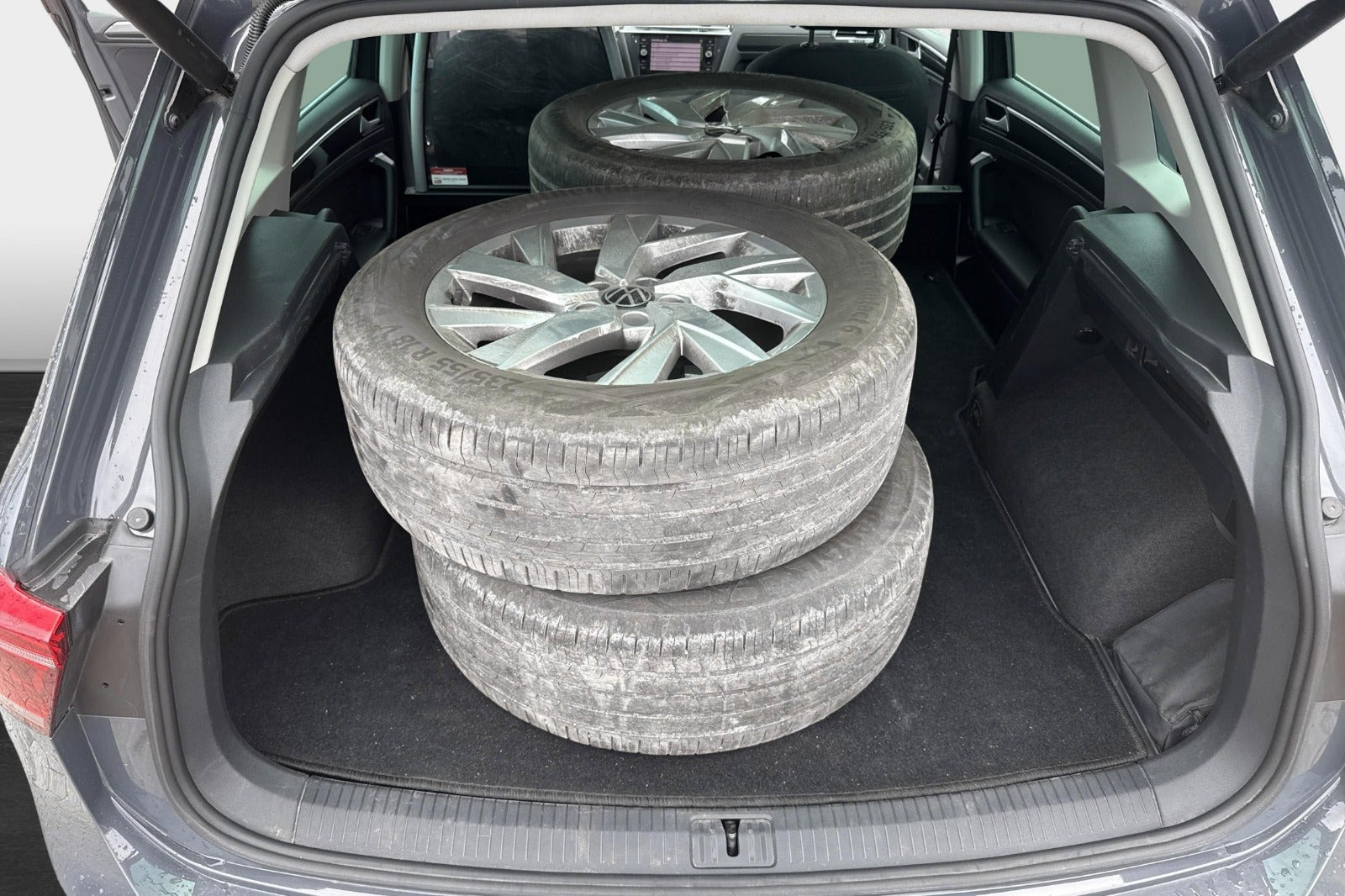 Grå VW Tiguan fra 2021