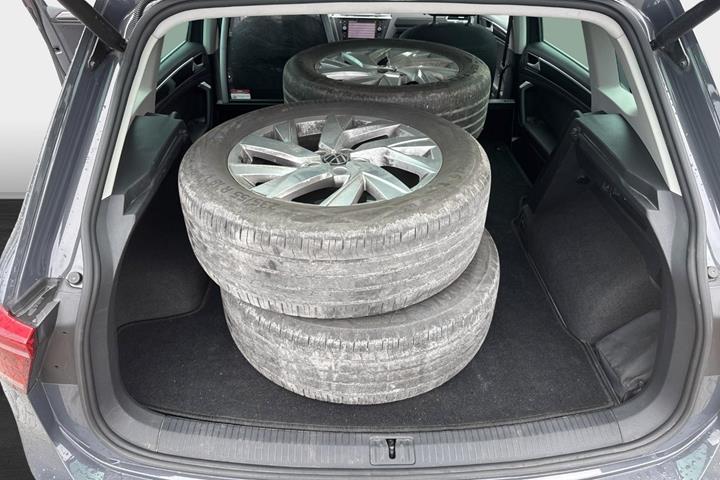 Grå VW Tiguan fra 2021