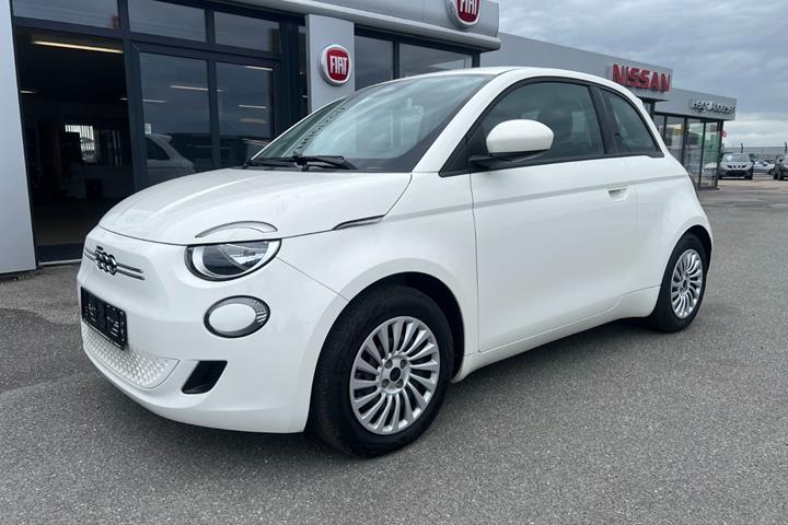Hvid Fiat 500e fra 2023 set udefra