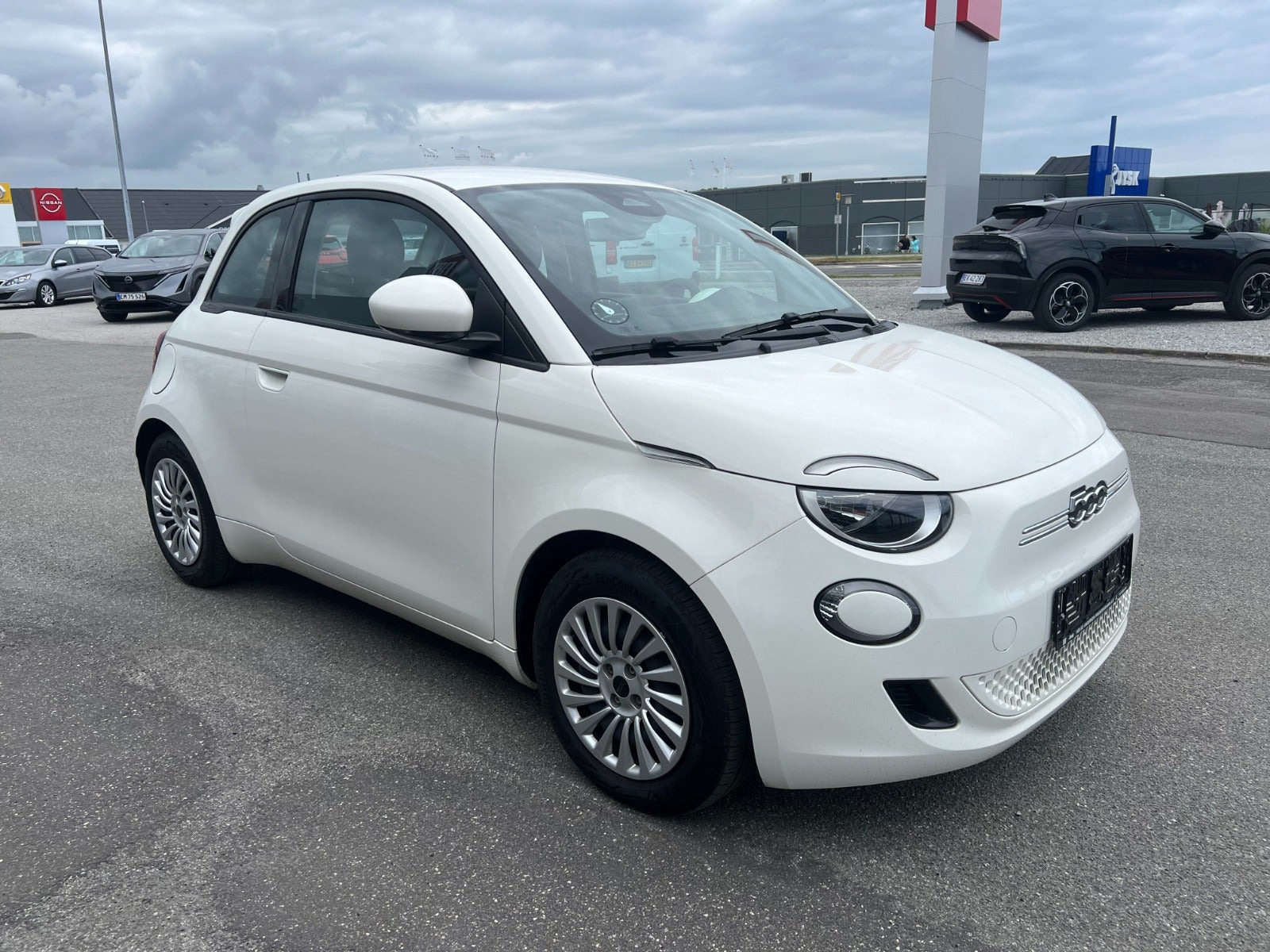 Hvid Fiat 500e fra 2023