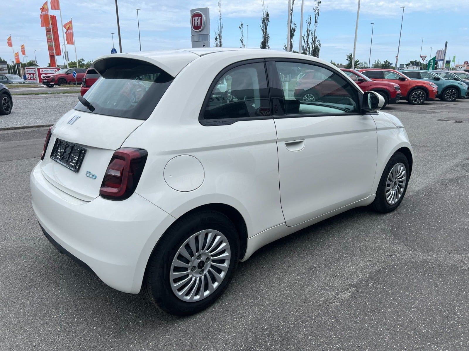 Hvid Fiat 500e fra 2023
