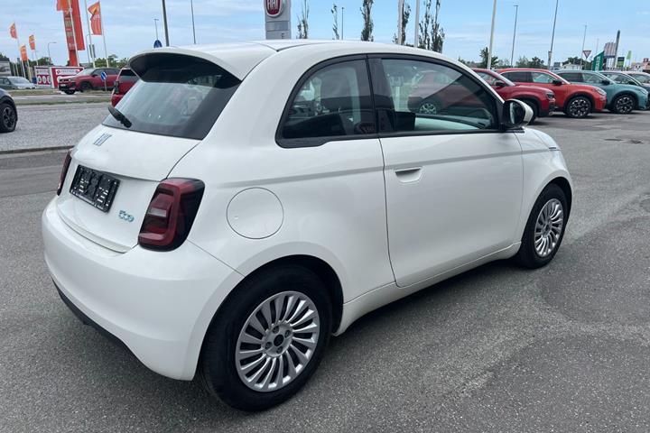 Hvid Fiat 500e fra 2023