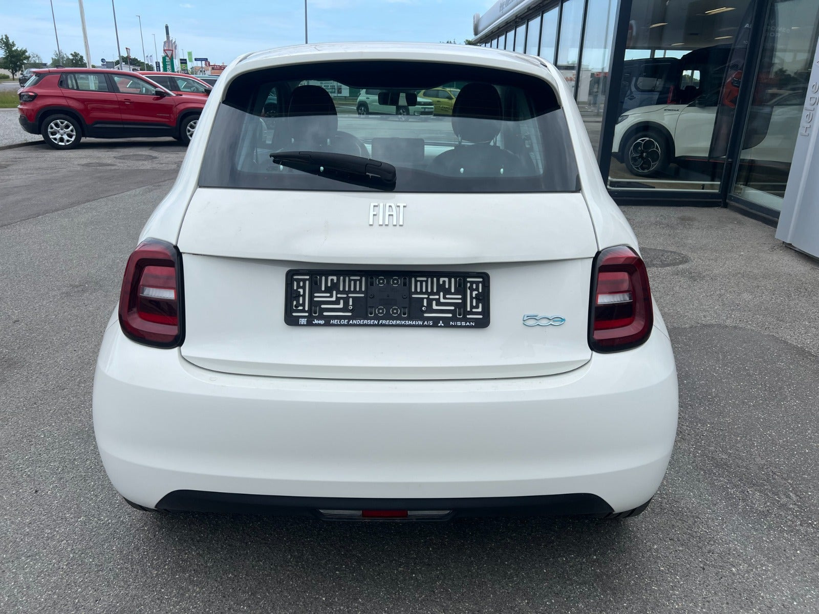 Hvid Fiat 500e fra 2023