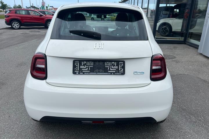 Hvid Fiat 500e fra 2023