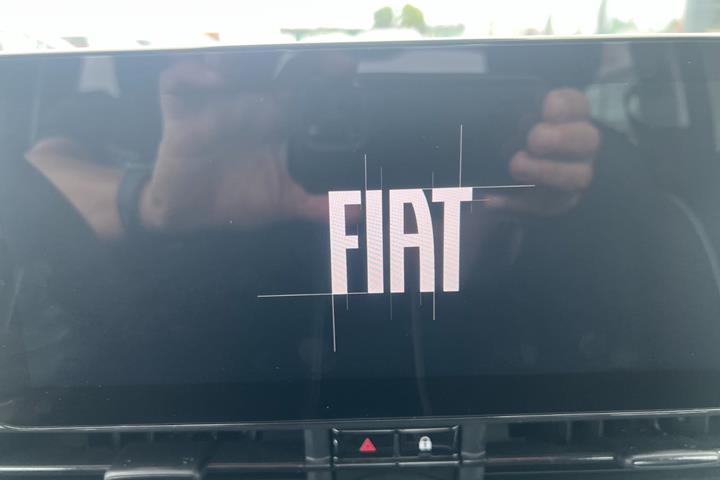 Hvid Fiat 500e fra 2023