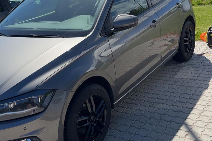 Grå VW Polo fra 2019