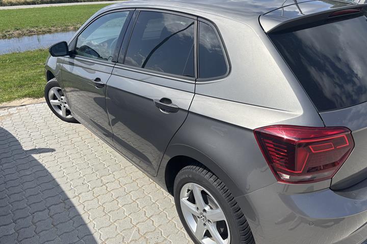 Grå VW Polo fra 2019