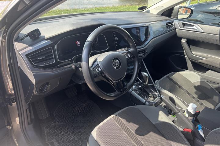 Grå VW Polo fra 2019