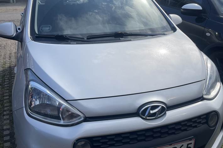 Grå Hyundai i10 fra 2019
