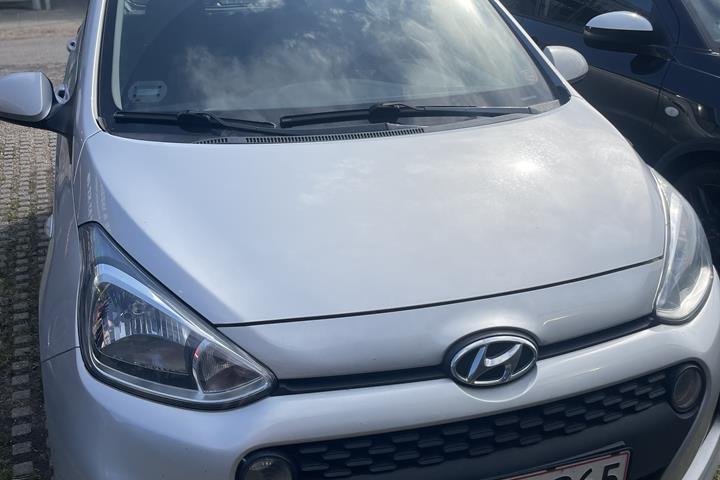 Grå Hyundai i10 fra 2019
